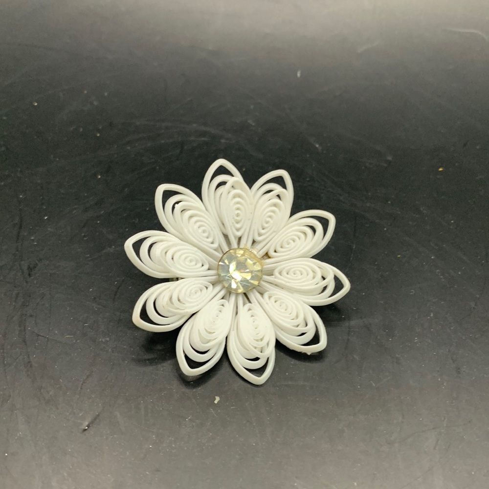 Vintage Plastic Daisy Pin